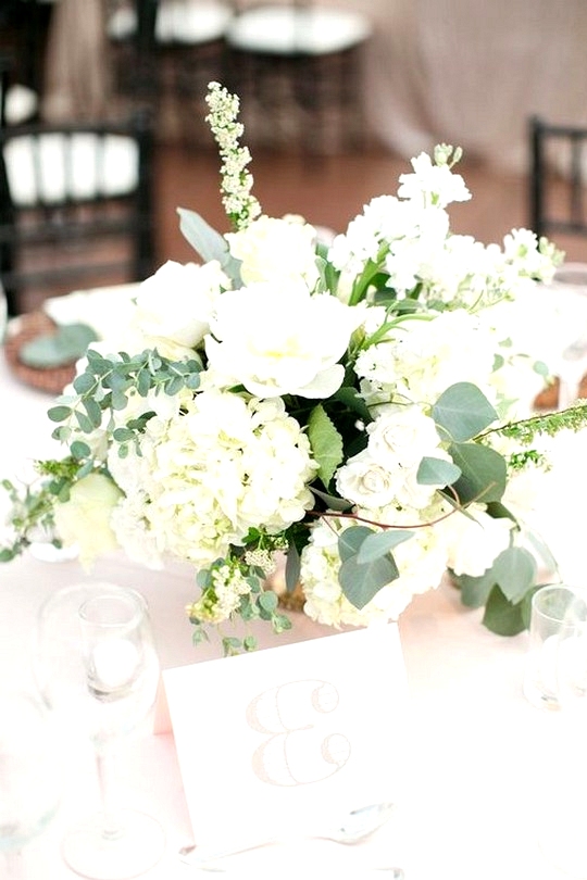 White and greenery wedding centerpiece ideas
