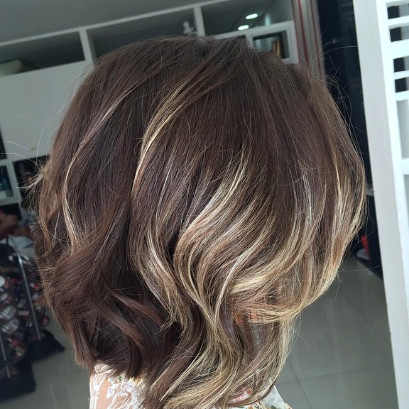 sexy shoulder length wavy bob hairstyle for thick hair