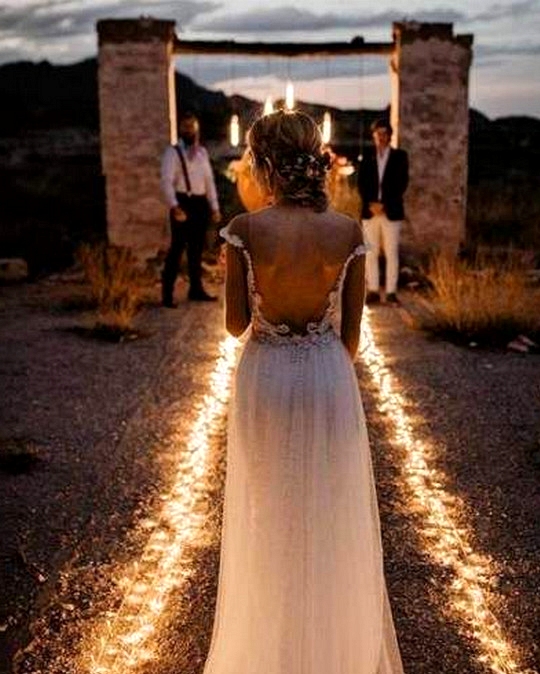 romantic wedding photo ideas with lights