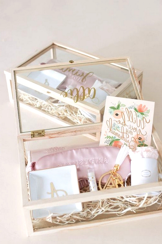 bridesmaid proposal ideas with gift box