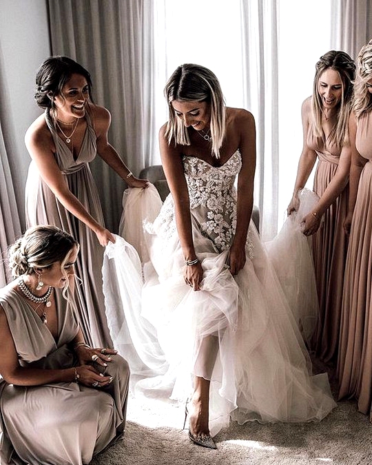 wedding photo ideas with bridesmaids getting ready