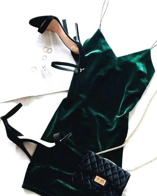 emerald-velvet-dress-outfit-new-years-eve-outfit-ideas-min