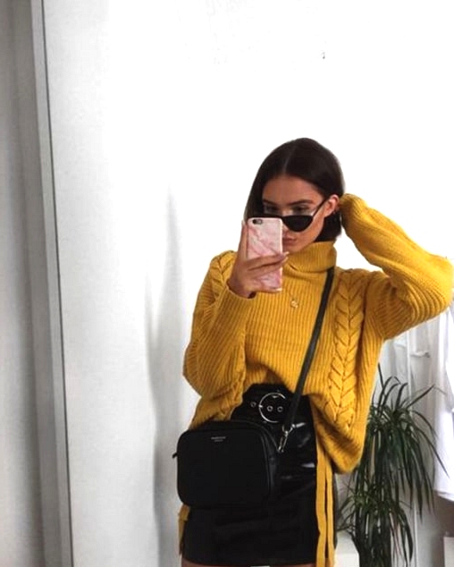 yellow-sweater-leather-skirt-outfit-cozy-new-years-eve-outfit-ideas-min