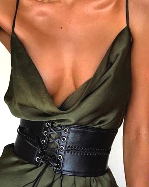 emerald-slip-dress-with-belt-outfit-new-years-eve-party-outfits-min