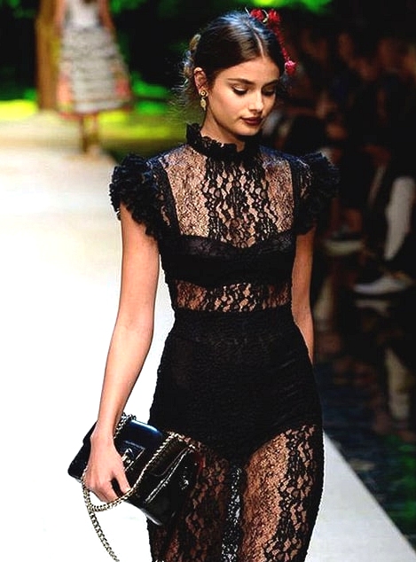 black-long-lace-dress-dolce-and-gabbana-runway-new-years-eve-dress-ideas-min