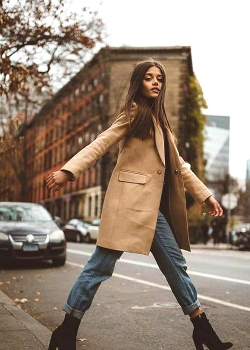 how-to-wear-boyfriend-jeans-nude-coat-black-boots-outfit