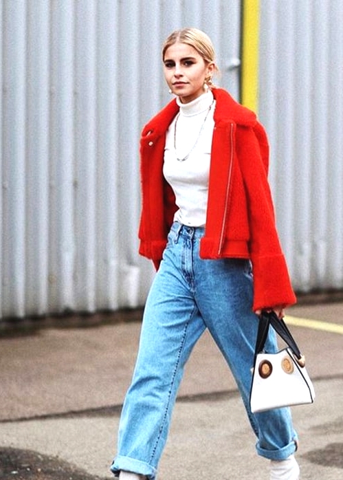 how-to-wear-boyfriend-jeans-outfit-ideas-red-coat