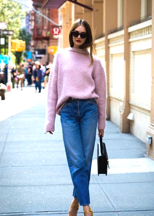 how-to-wear-boyfriend-jeans-pink-turtleneck-sweater