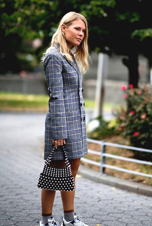 sneaker-plaid-blazer-outfit-street-style-from-nyfw-fall-2018-min