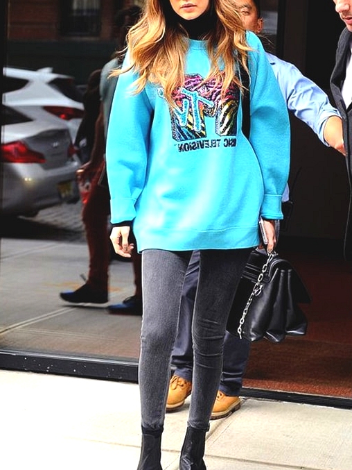 gigi-hadid-blue-graphic-sweatshirt-fall-fashion-look-for-school-outfits