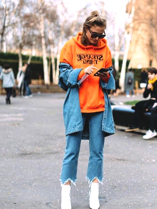 orange-graphic-sweatshirt-denim-outfit-fall-look-2018