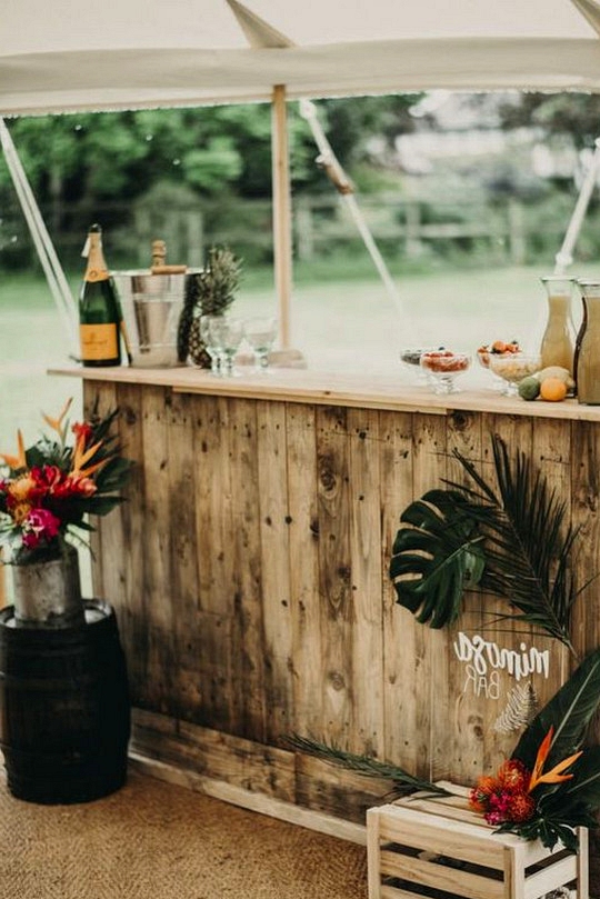 cocktail bar idea for tropical wedding