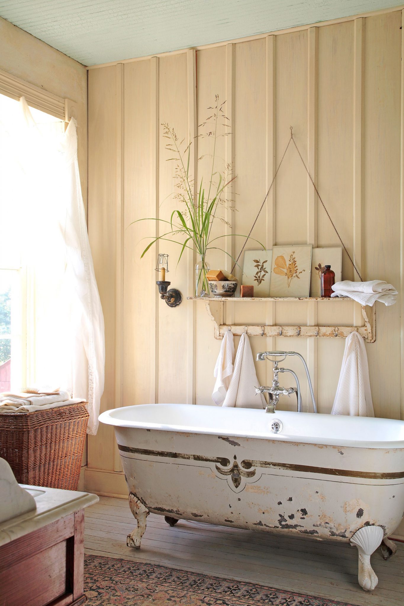 Antique bathroom accessories to complete the rustic style