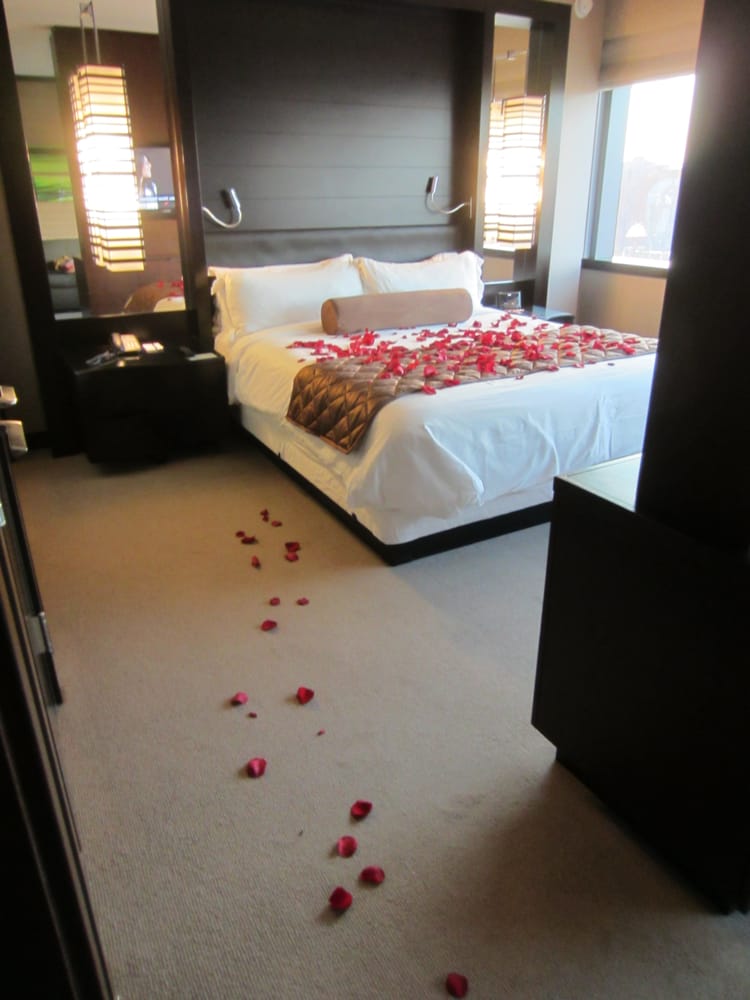 Rose petals for bedroom decoration 