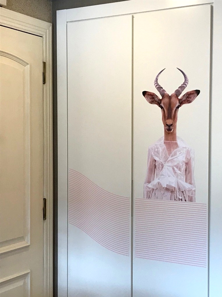 Doors-wardrobe-child-decorated-with-vinyl-self-adhesive-animal-portrait-gazelle-lokoloko