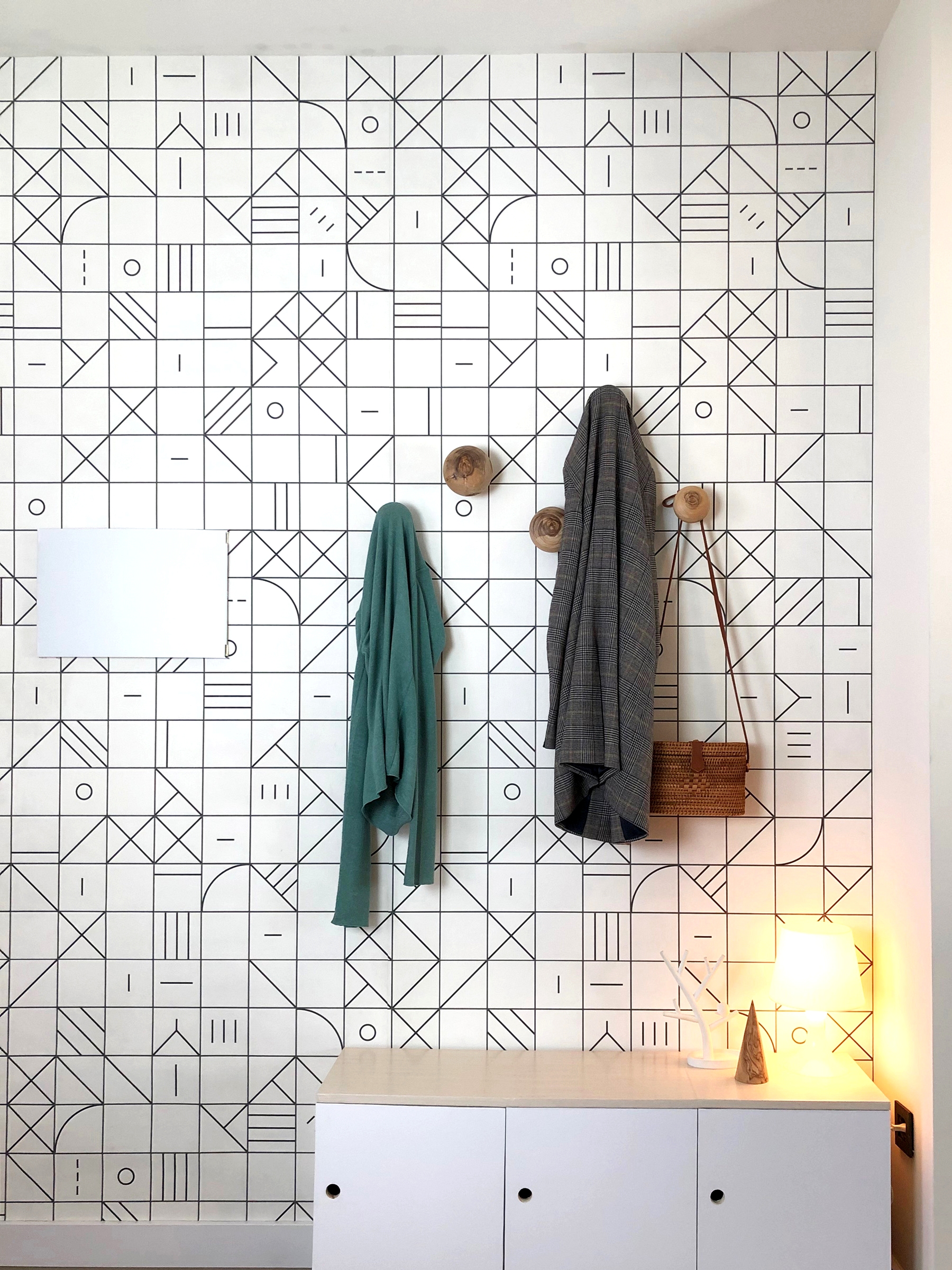Decorar-recibidor-con-papel-de-pared-ecologico-geometria-bauhaus-negro-lokoloko