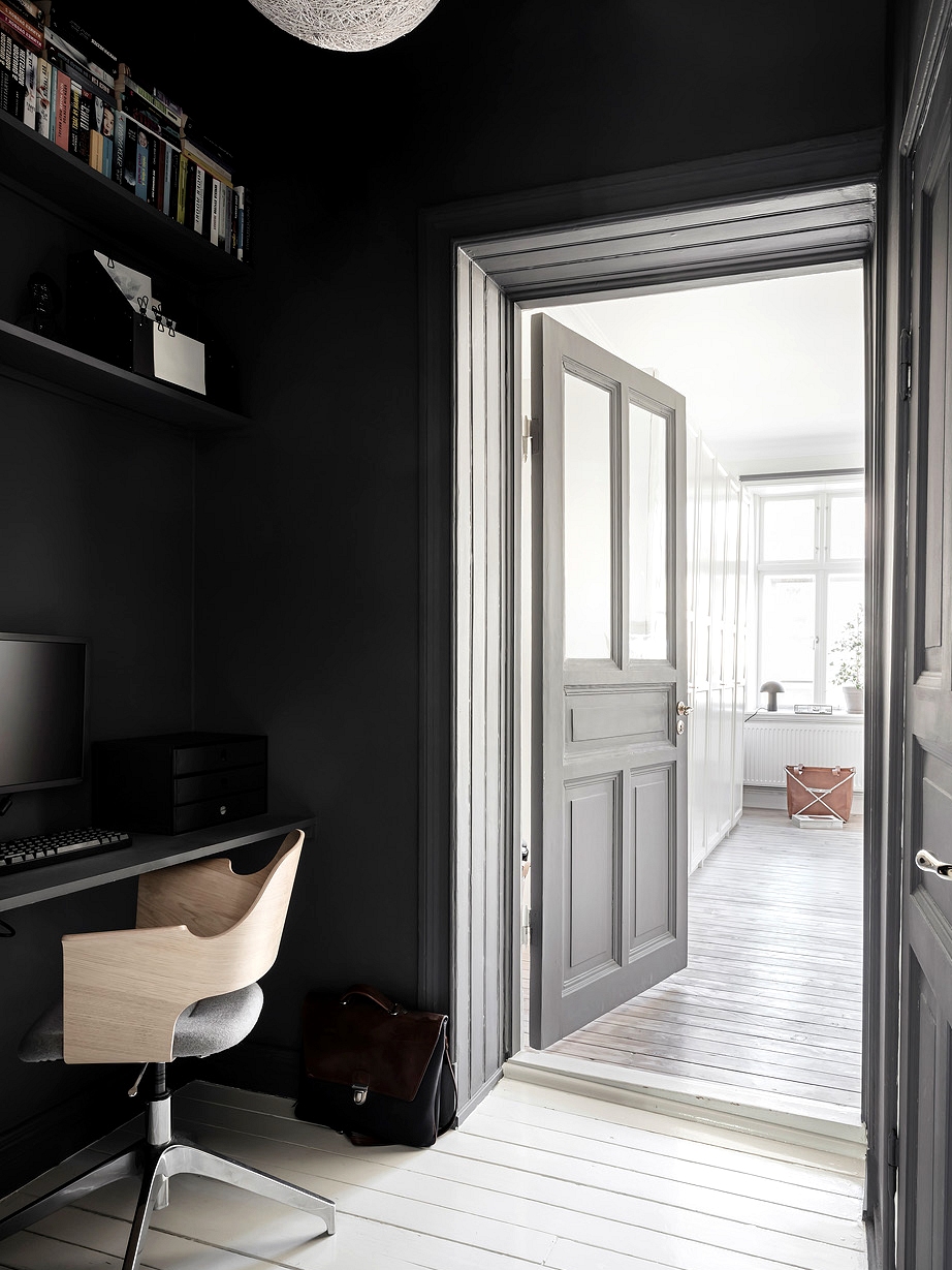 Small hallway workplace