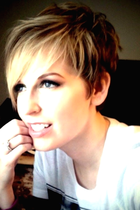 Simple Short Hairstyles for Spring and Winter: Vibrant Pixie
